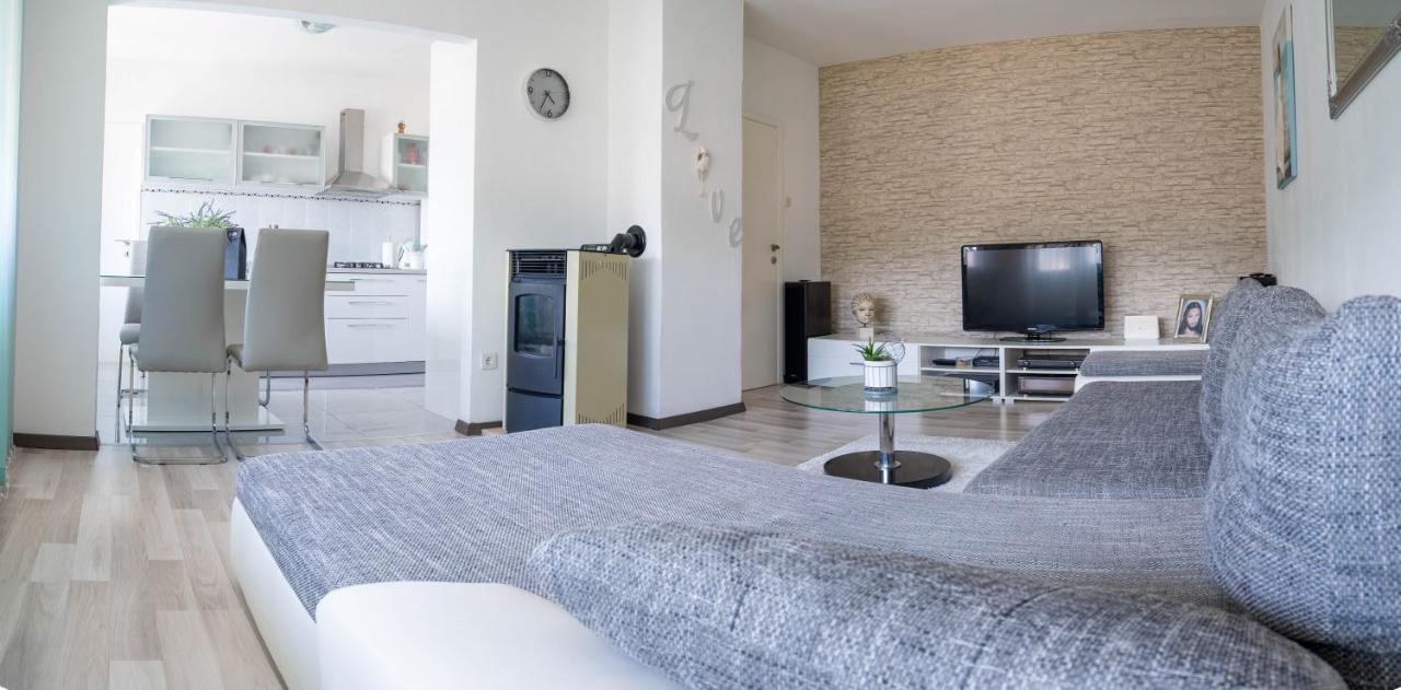 Appartamento Apartman M Knin Esterno foto