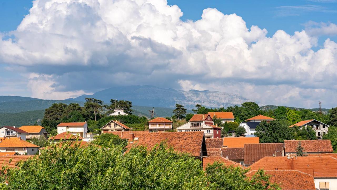 Appartamento Apartman M Knin Esterno foto