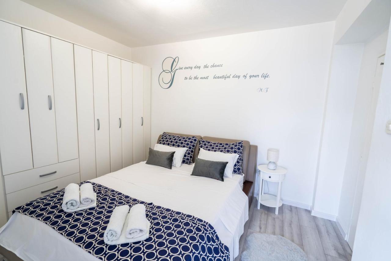 Appartamento Apartman M Knin Esterno foto